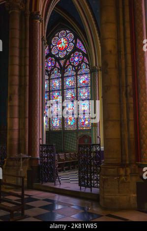 Paris, France, Mars 27, 2017 : l'intérieur de la Cathédrale Notre Dame de Paris. La cathédrale Notre Dame est l'une des meilleures destinations touristiques à Paris Banque D'Images