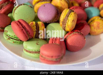Tas de macarons français colorés sur l'assiette Banque D'Images