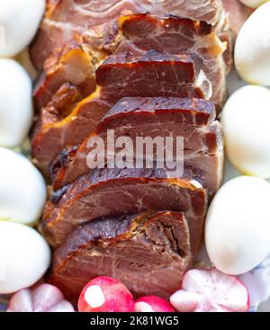 Traditionnel hongrois de pâques des œufs durs avec jambon gammon Banque D'Images