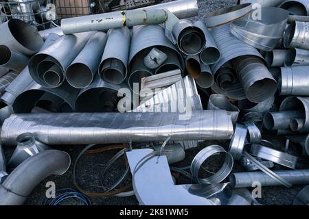 Déchets métalliques recyclables en tas à l'extérieur Banque D'Images