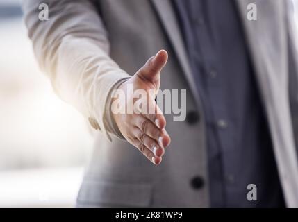 Je vous souhaite la bienvenue dans l'équipe. Un homme d'affaires tient la main pour une poignée de main. Banque D'Images