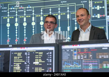 20 octobre 2022, Saxe, Taucha: Stephan Lowis (l), PDG d'enviaM, et Wolfram Günther (Verts), ministre de l'énergie en Saxe, parlent dans la salle de contrôle de l'opérateur de réseau de distribution Mitnetz. La salle de contrôle située près de Leipzig fournit de l'électricité et du gaz aux consommateurs de Saxe, Saxe-Anhalt, Brandebourg et Thuringe. Selon le ministre saxon de l'énergie, il n'y a aucun doute sur la stabilité du réseau et donc sur la sécurité de l'approvisionnement - et cela devrait se poursuivre dans un avenir prévisible. Photo: Hendrik Schmidt/dpa Banque D'Images