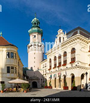 Sopron, Hongrie - 7 octobre 2022 : vue sur la tour de feu historique et la place principale de la vieille ville de Sopron Banque D'Images