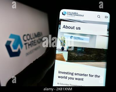 Personne tenant un smartphone avec la page Web de la société américaine Columbia Threadneedle Investments à l'écran avec le logo. Concentrez-vous sur le centre de l'écran du téléphone. Banque D'Images