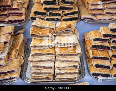 Tas de strudel delicoius farci de pavot apfel et de cerise Banque D'Images