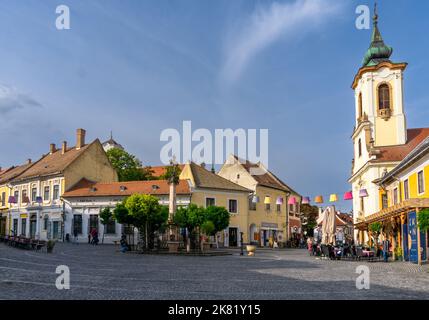 Szentendre, Hongrie - 5 octobre 2022 : place principale de la ville dans le centre historique et coloré de Szentendre Banque D'Images