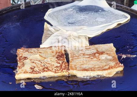 Murtabak sur une poêle de cuisine au marché de rue pendant la saison de l'iftar musulman Banque D'Images