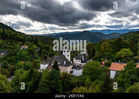 Spania Dolina, Slovaquie - 28 septembre 2022 : vue sur le village et l'église catholique romaine de Spania Dolina avec forêt verte d'été Banque D'Images