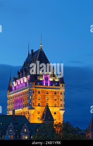 QUÉBEC, CANADA, 8 octobre 2022 : Château Frontenac à l'heure bleue. C'est un bâtiment historique conçu par Bruce Price et maintenant un hôtel de luxe. Banque D'Images