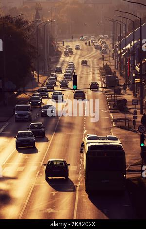 Trafic intense aux heures de pointe dans la ville, Pecs, Hongrie - 30 octobre 2021. Banque D'Images