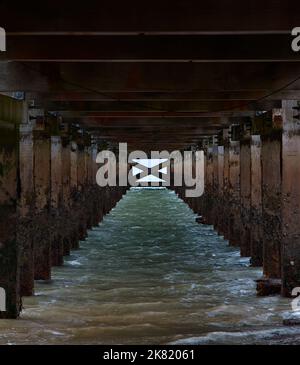 Vue sous la jetée victorienne en bois 1876 classée Grade II à Yarmouth Isle of Wight UK Banque D'Images