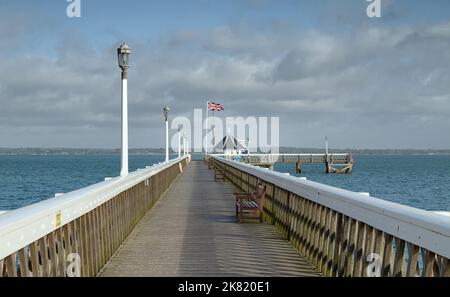 Vue le long de Wooden Yarmouth Pier vers le Roundhouse Museum et de l'autre côté de Solent, Yarmouth, île de Wight, royaume-uni Banque D'Images