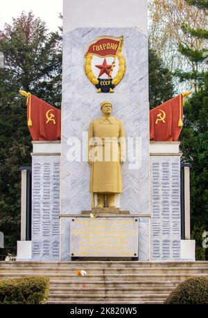 Mémorial des soldats soviétiques tombés dans un cimetière Banque D'Images