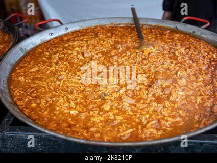 Ragoût pot en plein air goulash dedans Banque D'Images