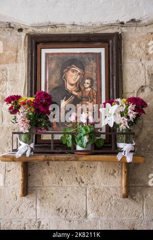 Italie, région d'Pouilles : Monopoli. Portrait de la Madonna et de l'enfant dans une allée du centre historique Banque D'Images