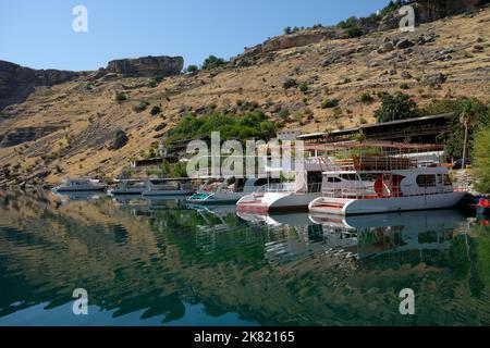 Vue depuis le lac du barrage situé dans le district de Eğil dans la province de Diyarbakır. Banque D'Images
