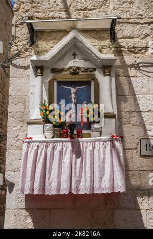 Italie, région d'Apulia: Bari. Oratoire avec le Christ sur la Croix dans une voie de la vieille ville (Borgo Antico) Banque D'Images