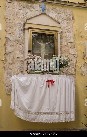 Italie, région d'Apulia: Bari. Oratoire avec le Christ sur la Croix dans une voie de la vieille ville (Borgo Antico) Banque D'Images