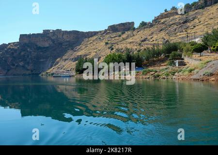 Vue depuis le lac du barrage situé dans le district de Eğil dans la province de Diyarbakır. Banque D'Images