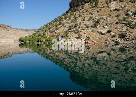 Vue depuis le lac du barrage situé dans le district de Eğil dans la province de Diyarbakır. Banque D'Images