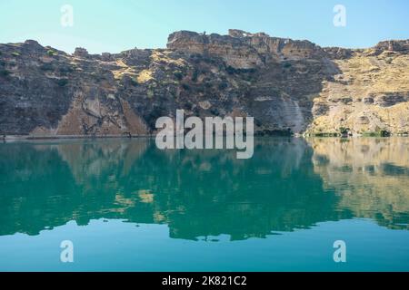 Vue depuis le lac du barrage situé dans le district de Eğil dans la province de Diyarbakır. Banque D'Images