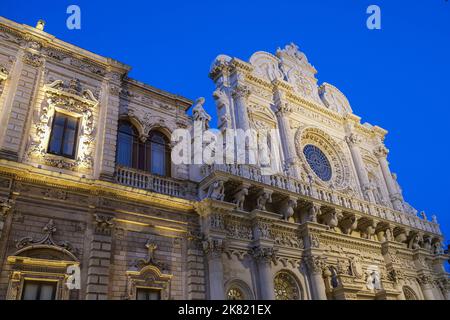 Italie, région d'Apulia : façade illuminée de Lecce de la Basilique de la Sainte Croix (Basilique de Santa Croce) Banque D'Images