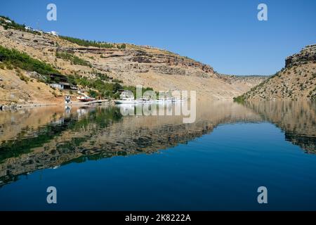Vue depuis le lac du barrage situé dans le district de Eğil dans la province de Diyarbakır. Banque D'Images