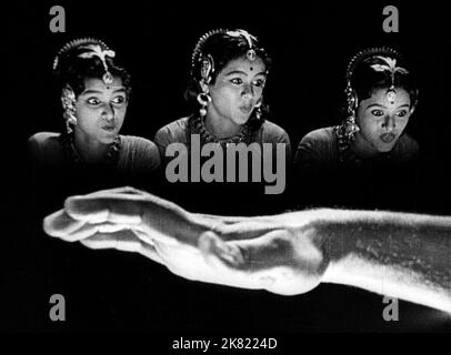 Lakshmi Kanta, Usha Kiran & Amala Shankar film: Kalpana; imagination (1948) personnages: Kamini Directeur: Uday Shankar 01 mai 1948 **AVERTISSEMENT** cette photographie est à usage éditorial exclusif et est protégée par les droits d'auteur de la Société cinématographique et/ou du photographe désigné par la Société cinématographique ou de production et ne peut être reproduite que par des publications dans le cadre de la promotion du film ci-dessus. Un crédit obligatoire pour la société de film est requis. Le photographe doit également être crédité lorsqu'il est connu. Aucune utilisation commerciale ne peut être accordée sans l'autorisation écrite de la Société du film. Banque D'Images