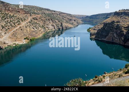 Vue depuis le lac du barrage situé dans le district de Eğil dans la province de Diyarbakır. Banque D'Images