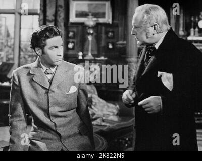 Dermot Walsh & Cecil Parker film: Hungry Hill (1947) personnages: Wild Johnnie Brodrick & Copper John Brodrick Directeur: Brian Desmond Hurst 07 janvier 1947 **AVERTISSEMENT** cette photographie est destinée à un usage éditorial exclusif et est le droit d'auteur du GRADE et/ou du photographe attribué par la Société de film ou de production et ne peut être reproduite que par des publications dans le cadre de la promotion du film ci-dessus. Un crédit obligatoire pour LE RANG est requis. Le photographe doit également être crédité lorsqu'il est connu. Aucune utilisation commerciale ne peut être accordée sans l'autorisation écrite de la Société du film. Banque D'Images