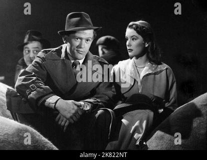 Gordon Jackson & Sally Ann Howes film: Stop Press Girl (1948) personnages: Jock Melville & Jennifer Peters Directeur: Michael Barry 01 juin 1949 **AVERTISSEMENT** cette photographie est à usage éditorial exclusif et est le droit d'auteur de GÉNÉRAL et/ou le photographe assigné par la Société de film ou de production et ne peut être reproduite que par des publications en conjonction avec la promotion du film ci-dessus. Un crédit obligatoire pour GÉNÉRAL est requis. Le photographe doit également être crédité lorsqu'il est connu. Aucune utilisation commerciale ne peut être accordée sans l'autorisation écrite de la Société du film. Banque D'Images