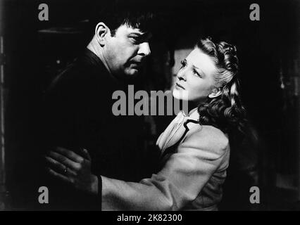 Lon Chaney Jr. & Evelyn Ankers film: The Wolf Man (1941) personnages: The Wolf Man & Gwen Conliffe Directeur: George Waggner 12 décembre 1941 **AVERTISSEMENT** cette photographie est destinée à un usage éditorial exclusif et est le droit d'auteur d'UNIVERSAL et/ou du photographe assigné par la Société de film ou de production et ne peut être reproduite que par des publications en conjonction avec la promotion du film ci-dessus. Un crédit obligatoire pour UNIVERSEL est requis. Le photographe doit également être crédité lorsqu'il est connu. Aucune utilisation commerciale ne peut être accordée sans l'autorisation écrite de la Société du film. Banque D'Images