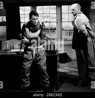 Scène avec Gregory Peck film: Douze caractères O'Clock High (1949): AVEC le directeur général Savage: Henry King 21 décembre 1949 **AVERTISSEMENT** cette photographie est à usage éditorial exclusif et est le droit d'auteur de 20th CENTURY FOX et/ou le photographe assigné par la Société de film ou de production et ne peut être reproduite que par des publications dans le cadre de la promotion du film ci-dessus. Un crédit obligatoire à 20th CENTURY FOX est requis. Le photographe doit également être crédité lorsqu'il est connu. Aucune utilisation commerciale ne peut être accordée sans l'autorisation écrite de la Société du film. Banque D'Images