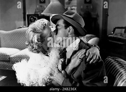 Jane Randolph & John Ireland film: Railroaded (1948) Directeur: Anthony Mann 25 septembre 1947 **AVERTISSEMENT** cette photographie est destinée à un usage éditorial exclusif et est protégée par les droits d'auteur de la Société du film et/ou du photographe assigné par la Société du film ou de la production et ne peut être reproduite que par des publications dans le cadre de la promotion du film ci-dessus. Un crédit obligatoire pour la société de film est requis. Le photographe doit également être crédité lorsqu'il est connu. Aucune utilisation commerciale ne peut être accordée sans l'autorisation écrite de la Société du film. Banque D'Images