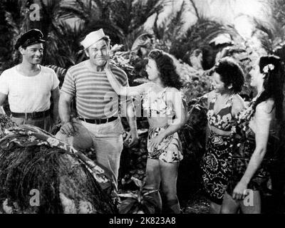 Robert Lowery, Guinn Williams, Gale Storm & Margie Hart film : Lure of the Islands (1942) personnages : Wally, Maui & Tana O'Shaughnessy Directeur : Jean Yarbrough 03 juillet 1942 **AVERTISSEMENT** cette photographie est à usage éditorial exclusif et est le droit d'auteur du MONOGRAMME et/ou du photographe attribué par la Société de film ou de production et ne peut être reproduite que par des publications en conjonction avec la promotion du film ci-dessus. Un crédit obligatoire pour LE MONOGRAMME est requis. Le photographe doit également être crédité lorsqu'il est connu. Aucune utilisation commerciale ne peut être accordée sans l'autorisation écrite de film Comla Banque D'Images