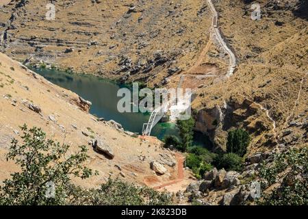 Vue depuis le lac du barrage situé dans le district de Eğil dans la province de Diyarbakır. Banque D'Images