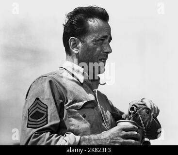 Humphrey Bogart film: Sahara (USA 1953) personnages: Sgt. Joe Gunn Directeur: Zoltan Korda 02 septembre 1943 **AVERTISSEMENT** cette photographie est destinée à un usage éditorial seulement et est le copyright de COLUMBIA et/ou le photographe assigné par la Société de film ou de production et ne peut être reproduite que par des publications dans le cadre de la promotion du film ci-dessus. Un crédit obligatoire pour LA COLOMBIE est requis. Le photographe doit également être crédité lorsqu'il est connu. Aucune utilisation commerciale ne peut être accordée sans l'autorisation écrite de la Société du film. Banque D'Images