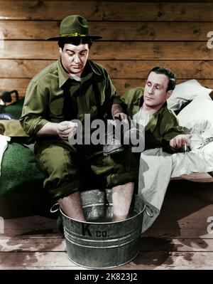 Bud Abbott & Lou Costello film: Abbott & Costello in Buck Privates (1942) personnages: Slicker Smith & Herbie Brown Directeur: Arthur Lubin 31 janvier 1941 **AVERTISSEMENT** cette photographie est destinée à un usage éditorial exclusif et est le droit d'auteur d'UNIVERSAL et/ou du photographe assigné par la Société de film ou de production et ne peut être reproduite que par des publications en conjonction avec la promotion du film ci-dessus. Un crédit obligatoire pour UNIVERSEL est requis. Le photographe doit également être crédité lorsqu'il est connu. Aucune utilisation commerciale ne peut être accordée sans l'autorisation écrite de la Société du film. Banque D'Images