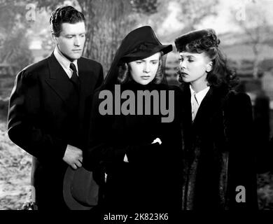 Dennis Morgan, Joan Leslie & Ida Lupino film: The Hard Way (1940) personnages: Paul Collins,'Katie' Chernen & Mme Helen Chernen Directeur: Vincent Sherman 20 février 1943 **AVERTISSEMENT** cette photographie est à usage éditorial exclusif et est le copyright de WARNER BROS et/ou le photographe assigné par la Société de film ou de production et ne peut être reproduite que par des publications dans le cadre de la promotion du film ci-dessus. Un crédit obligatoire pour WARNER BROS est requis. Le photographe doit également être crédité lorsqu'il est connu. Aucune utilisation commerciale ne peut être accordée sans l'autorisation écrite du film Banque D'Images