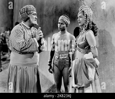 Billy Gilbert , Sabu & Maria Montez film: Arabian Nights (1944) personnages: Ahmad,Ali Ben Ali & Scheherazade Directeur: John Rawlins 25 décembre 1942 **AVERTISSEMENT** cette photographie est destinée à un usage éditorial exclusif et est le droit d'auteur d'UNIVERSAL et/ou du photographe assigné par la Société de film ou de production et ne peut être reproduite que par des publications en conjonction avec la promotion du film ci-dessus. Un crédit obligatoire pour UNIVERSEL est requis. Le photographe doit également être crédité lorsqu'il est connu. Aucune utilisation commerciale ne peut être accordée sans l'autorisation écrite de la Société du film. Banque D'Images