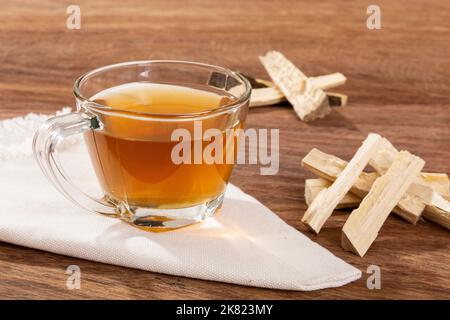 Quassia Amara - tiges de boisson de Quassia plante médicinale; sur fond de bois Banque D'Images