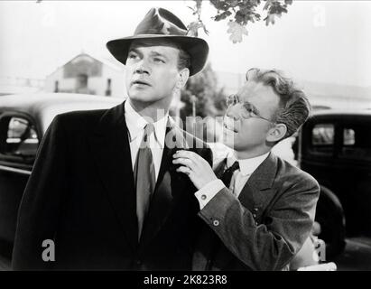 Joseph Cotten & Hume Cronyn film: Shadow of A Doubt (1944) personnages: Uncle Charlie Oakley, Herbie Hawkins Directeur: Alfred Hitchcock 12 janvier 1943 **AVERTISSEMENT** cette photographie est destinée à un usage éditorial exclusif et est le droit d'auteur d'UNIVERSAL et/ou du photographe assigné par la Société de film ou de production et ne peut être reproduite que par des publications dans le cadre de la promotion du film ci-dessus. Un crédit obligatoire pour UNIVERSEL est requis. Le photographe doit également être crédité lorsqu'il est connu. Aucune utilisation commerciale ne peut être accordée sans l'autorisation écrite de la Société du film. Banque D'Images