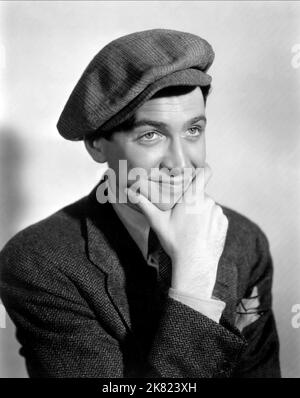 James Stewart film: Ziegfeld Girl (1941) personnages: Gilbert Young Directeur: Robert Z. Leonard 25 avril 1941 **AVERTISSEMENT** cette photographie est à usage éditorial exclusif et est le droit d'auteur de MGM et/ou du photographe assigné par la Société de film ou de production et ne peut être reproduite que par des publications en conjonction avec la promotion du film ci-dessus. Un crédit obligatoire pour MGM est requis. Le photographe doit également être crédité lorsqu'il est connu. Aucune utilisation commerciale ne peut être accordée sans l'autorisation écrite de la Société du film. Banque D'Images