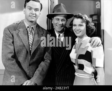 Robert Stanton, Bud Abbott & Frances Rafferty film : Bud Abbott & Lou Costello à Hollywood (1948) personnages : Buzz Kurtis, Claire Warren Directeur : S. Sylvan Simon 05 octobre 1945 **AVERTISSEMENT** cette photographie est destinée à un usage éditorial exclusif et est protégée par les droits d'auteur de MGM et/ou du photographe attribué par la Société de film ou de production et ne peut être reproduite que par des publications dans le cadre de la promotion du film ci-dessus. Un crédit obligatoire pour MGM est requis. Le photographe doit également être crédité lorsqu'il est connu. Aucune utilisation commerciale ne peut être accordée sans l'autorisation écrite de la Société du film. Banque D'Images