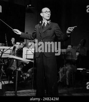 Charles Shadwell Television : Chef d'orchestre de BBC Orchestra (1945) 11 mai 1942 **AVERTISSEMENT** cette photographie est à usage éditorial exclusif et est le droit d'auteur de la BBC et/ou du photographe assigné par la Société de film ou de production et ne peut être reproduite que par des publications dans le cadre de la promotion du film ci-dessus. Un crédit obligatoire pour BBC est requis. Le photographe doit également être crédité lorsqu'il est connu. Aucune utilisation commerciale ne peut être accordée sans l'autorisation écrite de la Société du film. Banque D'Images