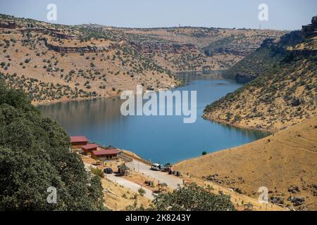 Vue depuis le lac du barrage situé dans le district de Eğil dans la province de Diyarbakır. Banque D'Images