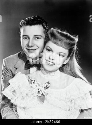 Tom Drake & Judy Garland film: Meet Me in St. Louis (USA 1944) personnages: John Truett, Esther Smith Directeur: Vincente Minnelli 22 novembre 1944 **AVERTISSEMENT** cette photographie est destinée à un usage éditorial exclusif et est protégée par les droits d'auteur de MGM et/ou du photographe attribué par la Société de film ou de production et ne peut être reproduite que par des publications dans le cadre de la promotion du film ci-dessus. Un crédit obligatoire pour MGM est requis. Le photographe doit également être crédité lorsqu'il est connu. Aucune utilisation commerciale ne peut être accordée sans l'autorisation écrite de la Société du film. Banque D'Images