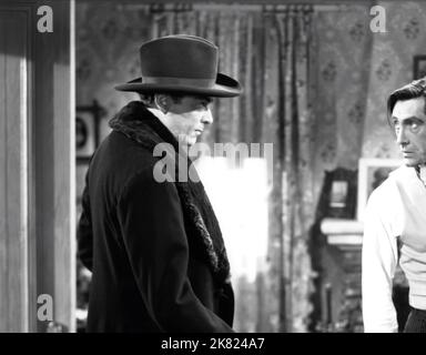 Nils Asther & John Carradine film: Alaska (USA 1944) personnages: Thomas Leroux, John Reagan Directeur: George Archainbaud 18 novembre 1944 **AVERTISSEMENT** cette photographie est destinée à un usage éditorial exclusif et est le copyright des IMAGES MONOGRAMMES et/ou du photographe assigné par la Société de film ou de production et ne peut être reproduite que par des publications en conjonction avec la promotion du film ci-dessus. Un crédit obligatoire pour LES IMAGES DE MONOGRAMME est requis. Le photographe doit également être crédité lorsqu'il est connu. Aucune utilisation commerciale ne peut être accordée sans l'autorisation écrite de la Société du film. Banque D'Images