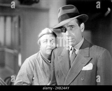 Jane Darwell & Humphrey Bogart film: All Through the Night (USA 1941) personnages: Mme Donahue, gants Donahue / Titel Auch: 'Die Ganze Nacht Hindelch' Directeur: Vincent Sherman 02 décembre 1941 **AVERTISSEMENT** cette photographie est à usage éditorial exclusif et est le copyright de WARNER BROS. Et/ou le photographe assigné par la Société du film ou de la production et ne peut être reproduite que par des publications dans le cadre de la promotion du film ci-dessus. Un crédit obligatoire pour WARNER BROS est requis. Le photographe doit également être crédité lorsqu'il est connu. Aucune utilisation commerciale ne peut être accordée sans autorisation Banque D'Images