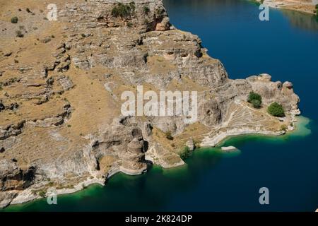 Vue depuis le lac du barrage situé dans le district de Eğil dans la province de Diyarbakır. Banque D'Images
